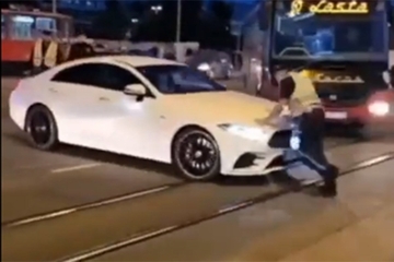 Pod dejstvom kokaina mercedesom odgurivao policajca (VIDEO)