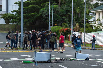 Francuska guši nemire: Stiže pojačanje u Novu Kaledoniju (VIDEO)
