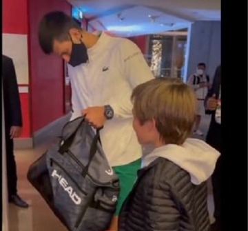 Najbolji teniser svijeta Novak Đoković oduševio dječaka u Dubaiju