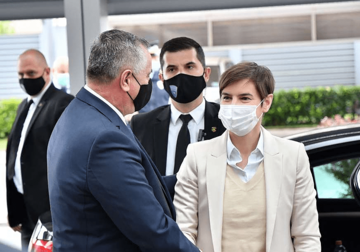 USKORO 10.000 DOZA ZA SRPSKU I SARAJEVO Brnabić: Stigla nova donacija vakcina za Federaciju BiH