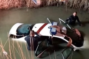POLICIJSKI AUTO SLETIO U KANAL: Žurili "na zadatak", pa završili u vodi (FOTO)