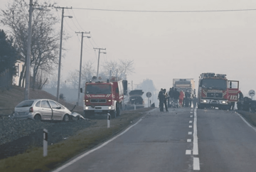 MINIBUS IZAZVAO TEŠKU NESREĆU Krenuo da pretiče kamion, direktno udario u automobil