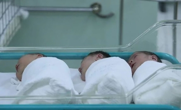 "Više me brinu tinejdžeri koji rađaju" Povela se žestoka raspravu o tome da li je u redu roditi dijete poslije 60. godine