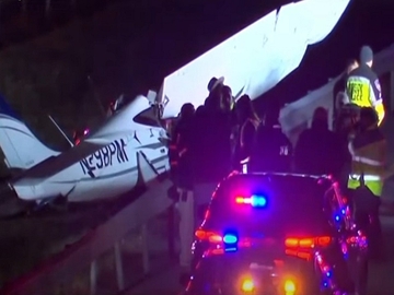 Mali avion se srušio na auto-put: Ima poginulih (VIDEO)