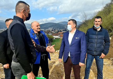 Ministar Lučić u posjeti porodici Stjepić: Uprkos presudama suda, Autoceste FBiH nastavljaju radove na tuđoj zemlji