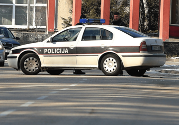 PRETRESI U TUZLI Policija pronašla drogu i pištolj