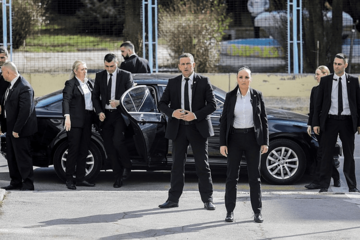 Čeliče policijske redove za zaštitu političara