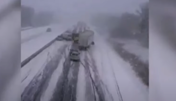 Masovna saobraćajna nesreća: Sudarilo se 100 automobila, kamioni u plamenu