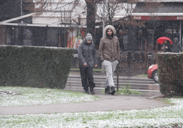 NA PLANINAMA OLUJNI UDARI Sutra oblačno vrijeme uz kišu i jak vjetar