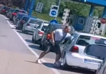 Obračun zbog preticanja kolone: Pogledajte snimak sukoba na graničnom prelazu (VIDEO)