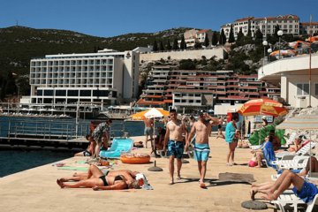 Dva dana prije zvaničnog otvaranja sezone: Neum pun turista, na plažama se traži mjesto više