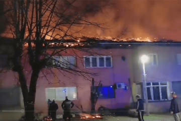 Gori stambena zgrada u Srpcu, vatrogasci na terenu