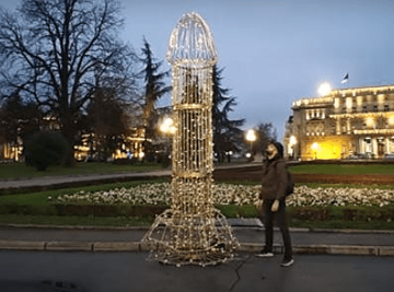 "POKLON VLASTIMA" Zasijala skulptura u obliku muškog polnog organa u centru Beograda