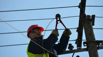 Došli mu isključiti struju zbog dugovanja, on zapucao na radnike