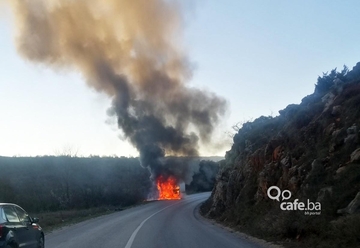 Gori kamion na putu Sokolac - Rogatica, saobraćaj u prekidu