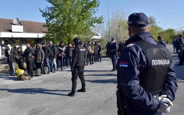 NAKON NOĆAŠNJEG PUŠKARANJA  Specijalci hapse naoružane migrante! /VIDEO/