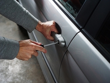 Maloljetnik u Banjaluci ukrao auto