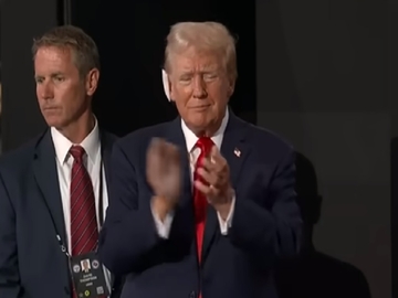 Tramp prvi put u javnosti nakon atentata (VIDEO)