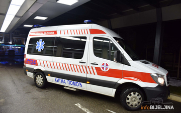 DRAMA ISPRED HITNE POMOĆI Žena prijetila da će se ubiti nožem (FOTO)