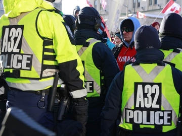 Policija u Kanadi biber sprejom i šok bombama rastjerivala kamiondžije: Protest protiv mjera prerastao u protest protiv vlade