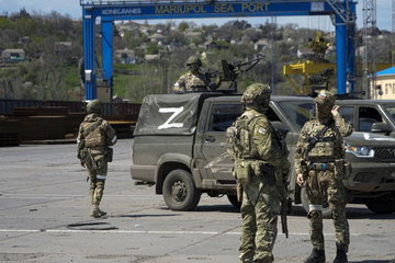 Rusi motociklima upadaju u ukrajinske rovove (VIDEO)