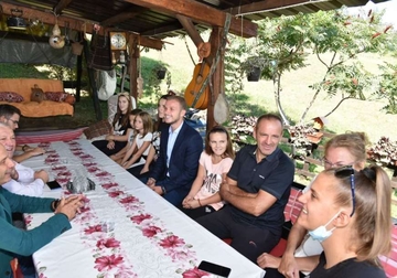 "Nedopustivo je da ljudi, koji hrane veliku porodicu, nemaju zaposlenje" Stanivuković posjetio višečlanu porodicu Ratković i OVO poručio