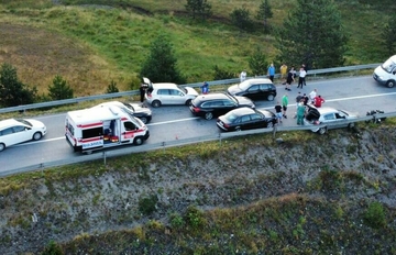 Jedan auto nakon sudara završio na bankini: Kilometarske kolone zbog nesreće na magistralnom putu (FOTO)