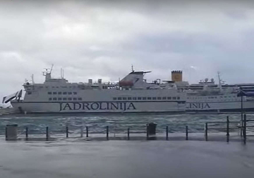 Jak vjetar u Dalmaciji, snijeg u Gorskom kotaru: Talasi poplavili dijelove splitske obale