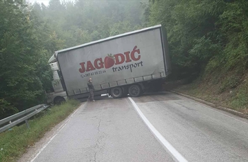 Velike kolone: Popriječio se šleper na putu Tuzla - Bijeljina, saobraćaj obustavljen