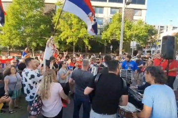 Velika žurka ispod Noletovog prozora: Grmi Miroslav Ilić, igra se kolo (VIDEO)