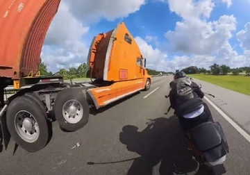 (UZNEMIRUJUĆI VIDEO) Radio "slalom" pri brzini od 225 kilometara na sat, pa ZAVRŠIO POD TOČKOVIMA kamiona