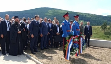 Dodik i Vučić položili vijence: Nećemo zaboraviti srpske žrtve na Petrovačkoj cesti