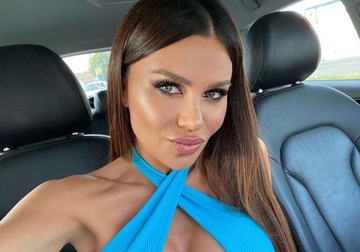 PREVAZIŠLA SAMU SEBE Stanija u toplesu, a dole samo jedna tračica (FOTO)