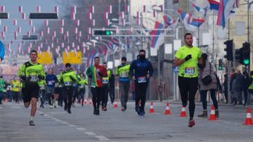 STARTNINA BESPLATNA Ulična trka „Trčimo za Srpsku“ privukla 130 trkača