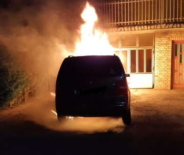 Tokom uviđaja napao policajce: Izgorio “rendž rover”