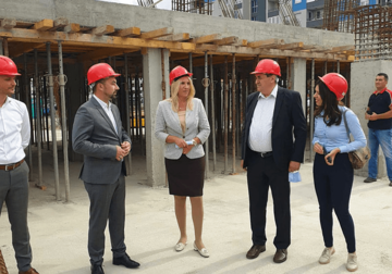 GRAD OBEZBIJEDIO DIO SREDSTAVA Uručeni ključevi stanova za 13 mladih bračnih parova u Doboju