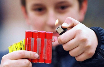 Dječaku petarda eksplodirala u ruci, ostao je bez četiri prsta