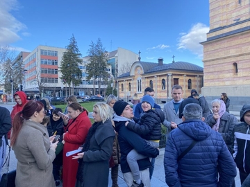 Roditelji djece s poteškoćama u razvoju ispred Gradske uprave Banjaluka: “Patimo zbog političkih prepucavanja” (FOTO)