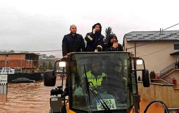 Političari se ekspresno fotografisali u poplavljenim područjima