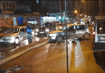 TEŽAK SUDAR U BEOGRADU Autobus sletio s puta i zakucao se u auto, pukom srećom izbjegnuta tragedija