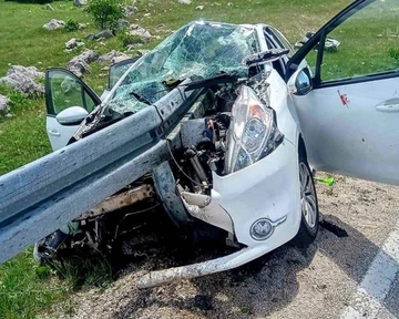 Jezive scene, auto ostao da visi na bankini: Troje povrijeđenih na putu Gacko-Bileća