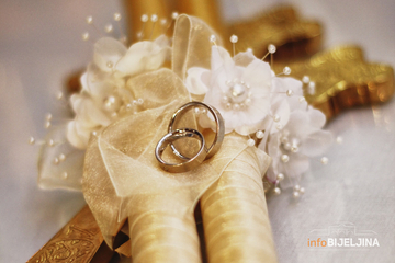 Svekrva se pojavila na svadbi sa tanjirom kolača i ponudila jedan snaji: Taman je htjela da zagrize, kada je mladoženja skočio, svi su ostali u šoku