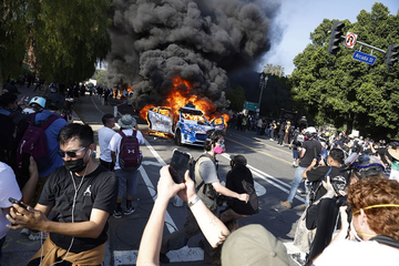 Haos u Los Anđelesu: Vojska se sukobila sa demonstrantima, automobili gore (FOTO, VIDEO)
