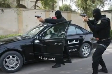 Preminula djevojka koju je policija pretukla zbog hidžaba