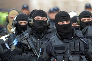 Kurtijeva policija s dugim cijevima pretresa prostorije opštine Gora