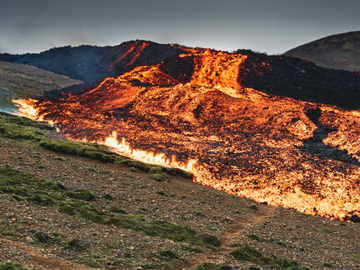 Lava se izliva stvarajući nestvarne prizore (FOTO/VIDEO)