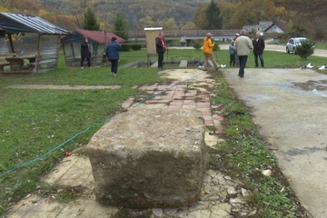 Bager iskopao stećak iz rijeke Sanice