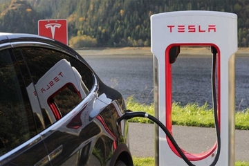 Ukrao Teslu, ali zaboravio na domet – pa ostao bez struje