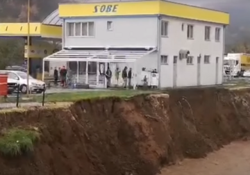 Obrušava se zemljište uz Željeznicu: Rijeka prijeti da PROGUTA PUMPU I MOTEL (VIDEO)