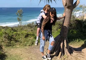 MAJČINA LJUBAV JE BESKRAJNA: Godinama nosi sina sa invaliditetom na leđima kako bi doživio avanture širom svijeta